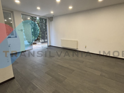 Spațiu de Birou, 39 Mp, intrare din strada, vitrina, zona Oasului