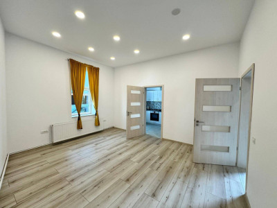 Apartament/Birou de 75 mp utili, zona Centrala cu geamuri la strada principala