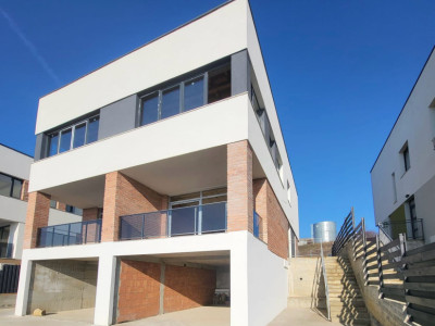 Duplex 4 camere, 160 mp utili, curte și 2 parcări