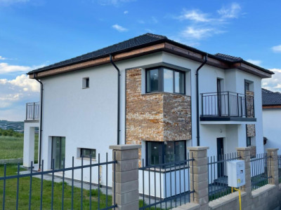 Casa cuplata, finisata, 142 mp utili, 5 camere, garaj, zona Chinteni