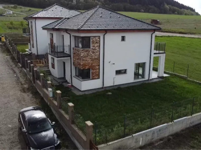 Casa cuplata, finisata, 142 mp utili, 5 camere, garaj, zona Chinteni